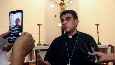 Bischof Rolando Alvarez spricht vor der Presse in der Kirche Santo Cristo de Esquipulas in Managua