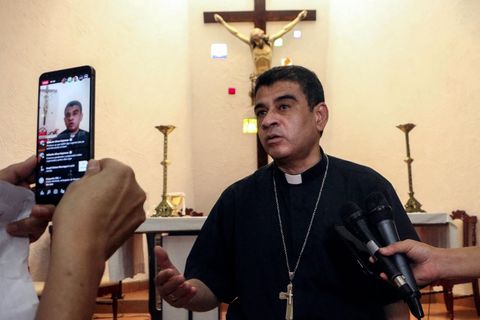 Bischof Rolando Alvarez spricht vor der Presse in der Kirche Santo Cristo de Esquipulas in Managua