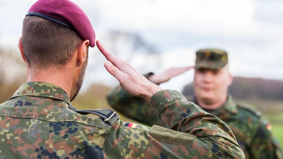 Zwei Bundeswehrsoldaten begrüßen sich