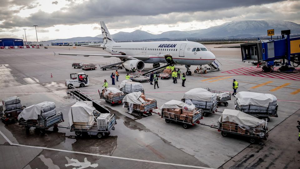 Griechenland schickt fünf Flugzeuge mit humanitärer Hilfe in die Türkei. 