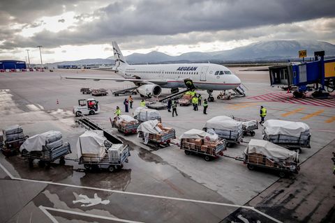 Griechenland schickt fünf Flugzeuge mit humanitärer Hilfe in die Türkei. 