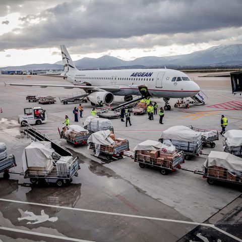 Griechenland schickt fünf Flugzeuge mit humanitärer Hilfe in die Türkei. 