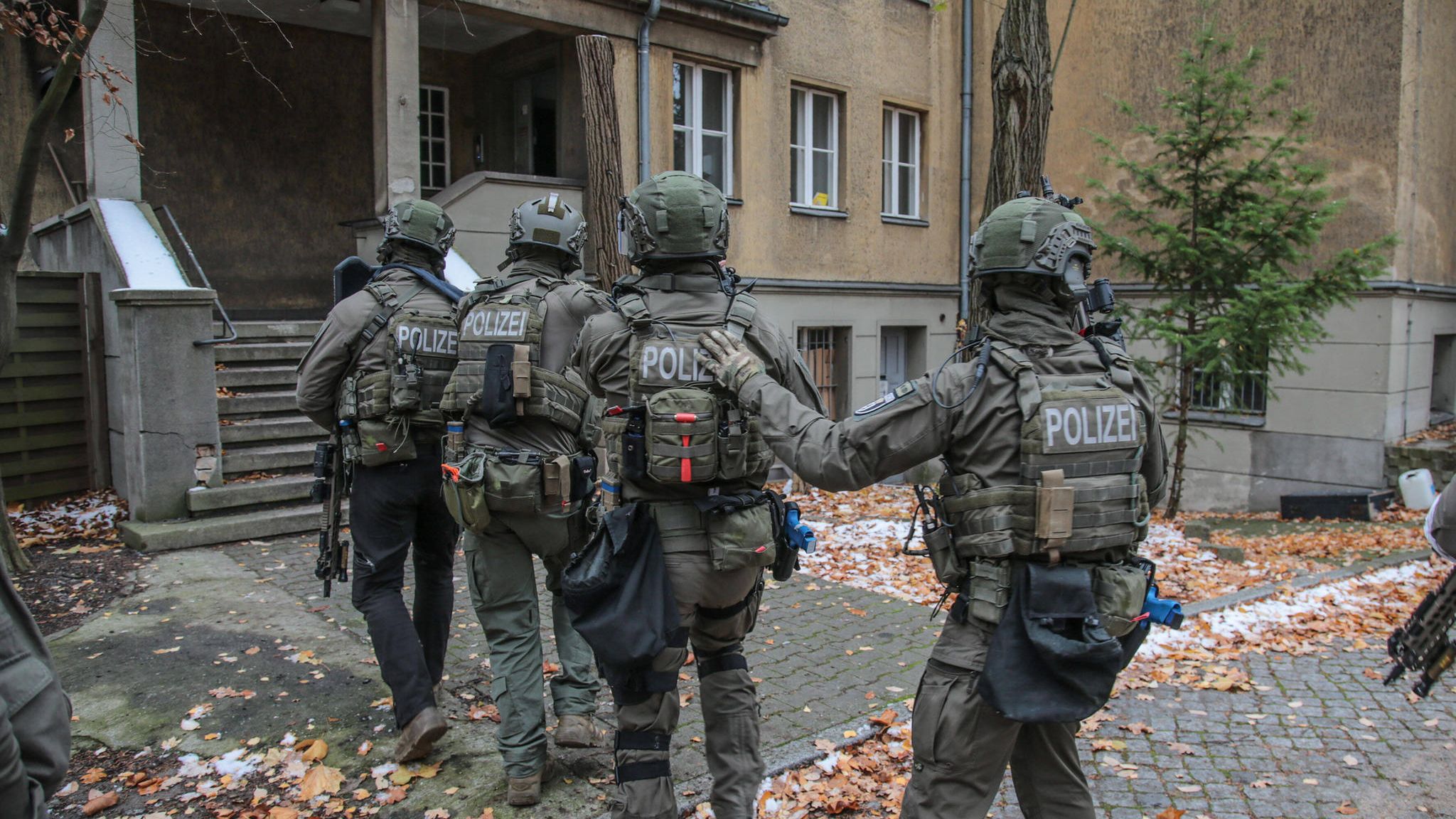 Falscher Notruf Wenn plötzlich das Einsatzkommando ins Haus kommt