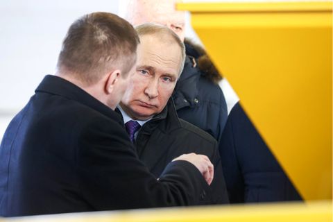 Wladimir Putin lässt sich die Verarbeitung von Zapfen zu Brettern erklären 