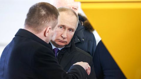 Wladimir Putin lässt sich die Verarbeitung von Zapfen zu Brettern erklären 