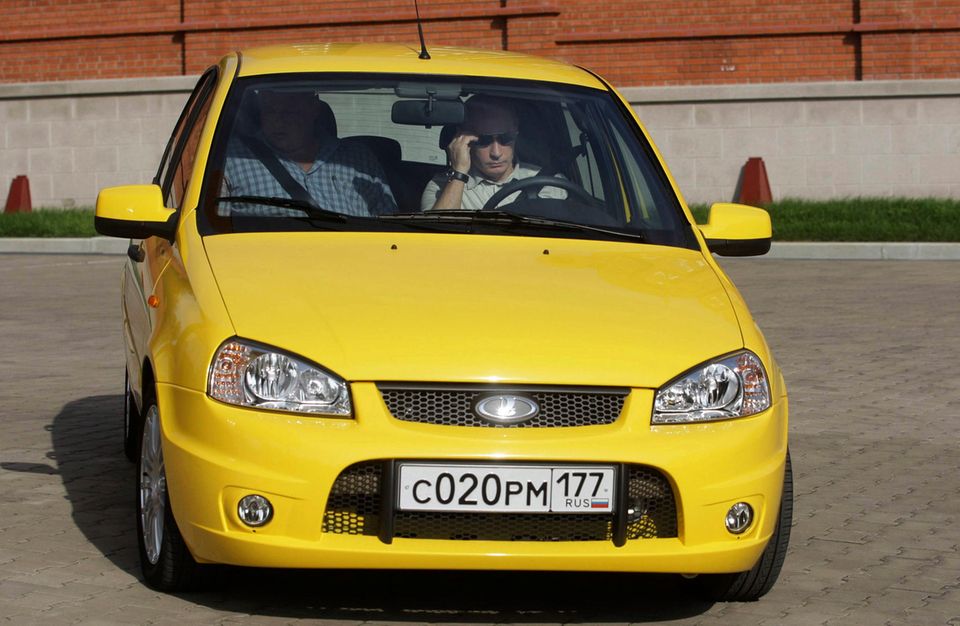 Wladimir Putin machte 2010 eine Spritztour in einem gelben Lada Kalina des russischen Autoherstellers AwtoWAS Wladimir Putin machte 2010 eine Spritztour in einem gelben Lada Kalina des russischen Autoherstellers AwtoWAS