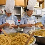 Koch bereitet Teigtasche für Tangbao zu