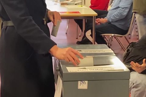 Video: Berlin wählt (erneut) - Wahllokale geöffnet