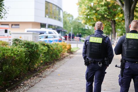 Polizisten vor der Freien Universität Berlin