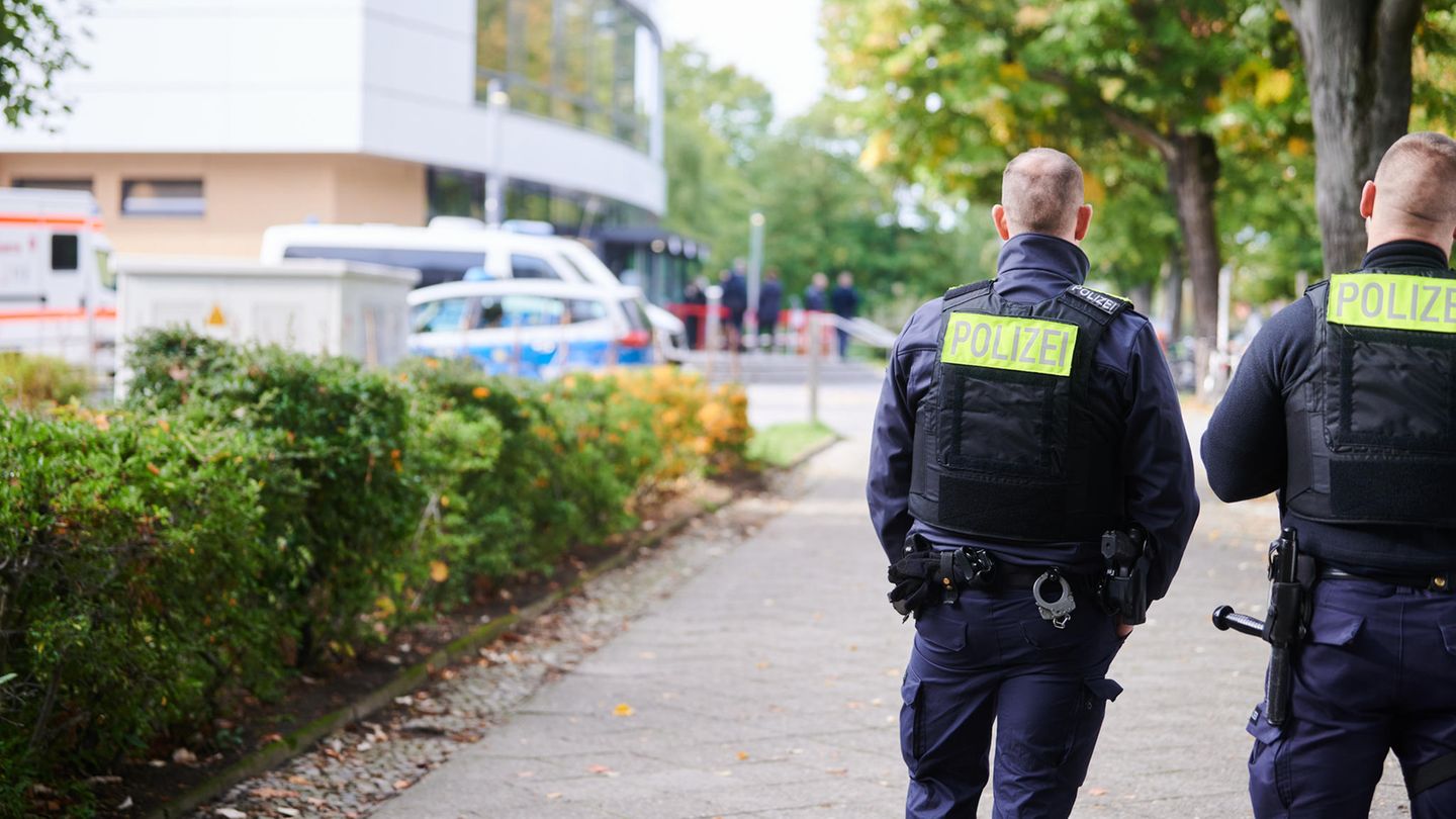 Polizisten vor der Freien Universität Berlin