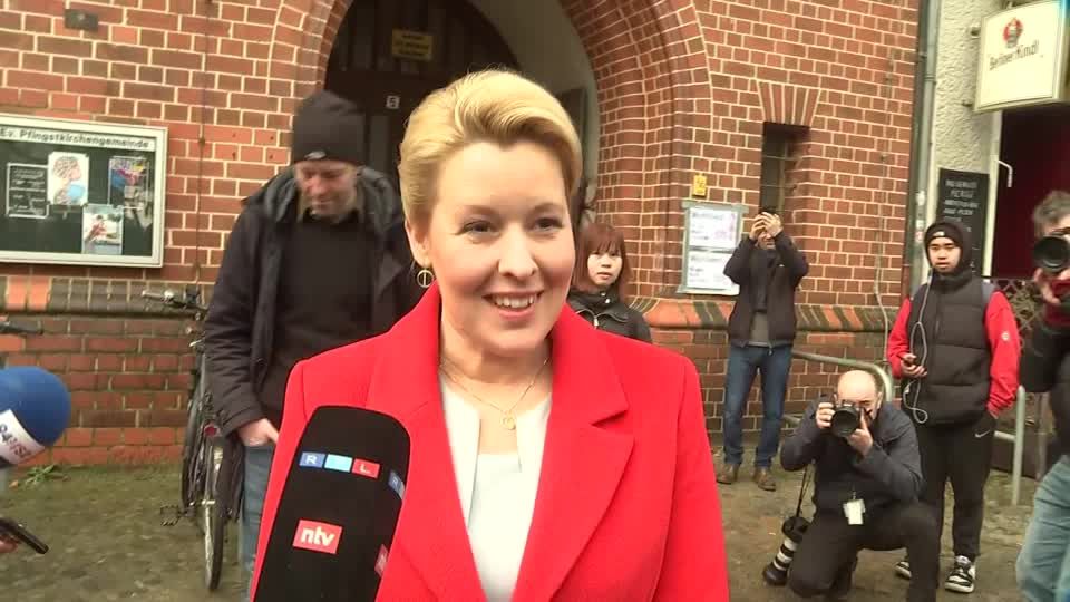 Wahl in Berlin: Giffey nach Stimmabgabe: "Sozialdemokratie hat alles getan, damit diese Wahl gut vorbereitet ist" Wahl in Berlin: Giffey nach Stimmabgabe: "Sozialdemokratie hat alles getan, damit diese Wahl gut vorbereitet ist"
