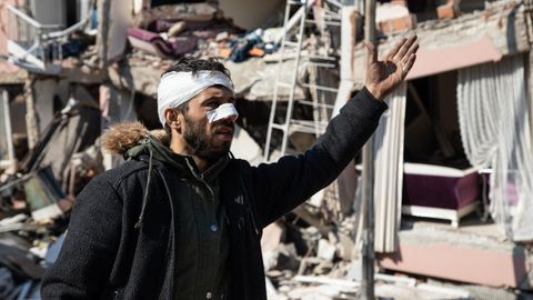Türkei: Omar Hassun mit einem Verband um den Kopf. Türkische Soldaten sollen ihn verprügelt haben. 