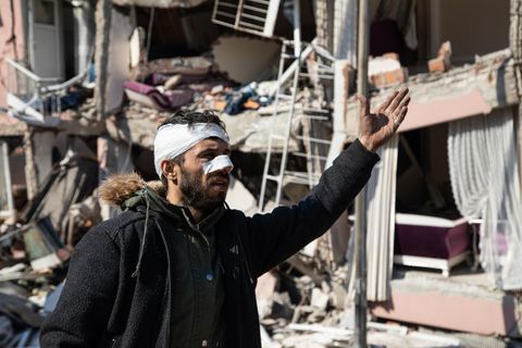 Türkei: Omar Hassun mit einem Verband um den Kopf. Türkische Soldaten sollen ihn verprügelt haben. 