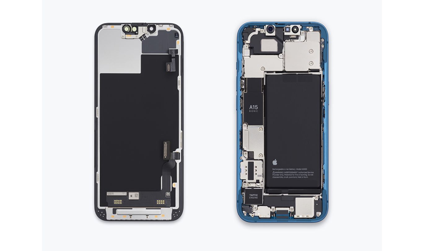 Das iPhone 13 setzt auf das von Apple als "Bucket Style" bezeichnete Design. Um an Komponenten im Innern zu gelangen, muss immer das Display link abmontiert werden. Dann müssen langsam die anderen Komponenten ausgebaut werden. Befindet sich ein defektes Bauteil nahe an der Rückfläche, etwa die Hauptkamera oder Mag Safe, muss nahezu das gesamte Innenleben entnommen werden, um diese zu erreichen.