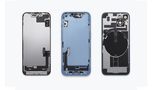 Hier wurden die Bestandteile des iPhone 14 einmal herum gedreht. Beim Display links sieht man nun gut die Aussparungen für die Frontkamera und die Gesichtserkennung FaceID ganz oben. Die Vorderansicht des Hauptgehäuses ist vom neuen Aluminiumrahmen geprägt, oben ist die Frontkamera und der Tiefensensor für FaceID zu sehen. Auf der Rückseite erkennt man die Aussparungen für die Hauptkamera sowie den Elektronenring für Apples Magnet-Technologie Mag Safe.