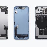 Hier wurden die Bestandteile des iPhone 14 einmal herum gedreht. Beim Display links sieht man nun gut die Aussparungen für die Frontkamera und die Gesichtserkennung FaceID ganz oben. Die Vorderansicht des Hauptgehäuses ist vom neuen Aluminiumrahmen geprägt, oben ist die Frontkamera und der Tiefensensor für FaceID zu sehen. Auf der Rückseite erkennt man die Aussparungen für die Hauptkamera sowie den Elektronenring für Apples Magnet-Technologie Mag Safe.