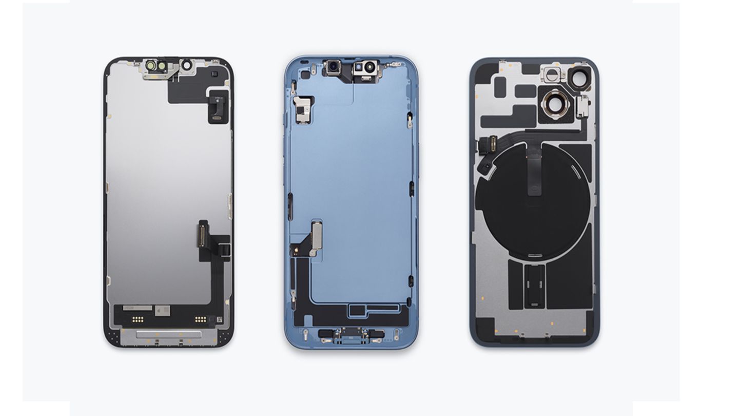 Exklusiver Blick: Hier wurden die Bestandteile des iPhone 14 einmal herum gedreht. Beim Display links sieht man nun gut die Aussparungen für die Frontkamera und die Gesichtserkennung FaceID ganz oben. Die Vorderansicht des Hauptgehäuses ist vom neuen Aluminiumrahmen geprägt, oben ist die Frontkamera und der Tiefensensor für FaceID zu sehen. Auf der Rückseite erkennt man die Aussparungen für die Hauptkamera sowie den Elektronenring für Apples Magnet-Technologie Mag Safe. Hier wurden die Bestandteile des iPhone 14 einmal herum gedreht. Beim Display links sieht man nun gut die Aussparungen für die Frontkamera und die Gesichtserkennung FaceID ganz oben. Die Vorderansicht des Hauptgehäuses ist vom neuen Aluminiumrahmen geprägt, oben ist die Frontkamera und der Tiefensensor für FaceID zu sehen. Auf der Rückseite erkennt man die Aussparungen für die Hauptkamera sowie den Elektronenring für Apples Magnet-Technologie Mag Safe.