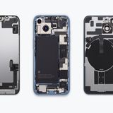 Diesmal wurde nur das Hauptgehäuse gedreht. Es lässt sich gut erkennen, wie einfach die Innen-Komponenten nun durch die abnehmbare Rückseite erreichbar sind. Müsste man etwa den Akku tauschen, bliebe das Display währenddessen fest verbaut.