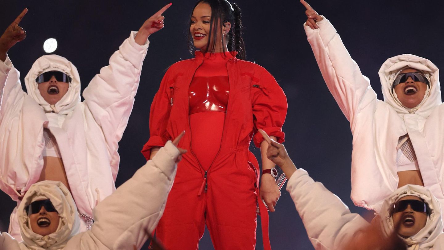 Rihanna is pregnant and shows off her baby bump during the halftime show