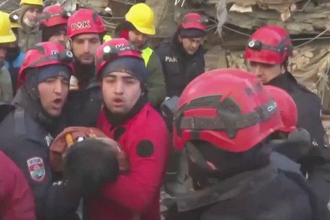Fast eine Woche nach Beben: Türkei: Rettungsteam birgt Frau und Kind aus den Trümmern