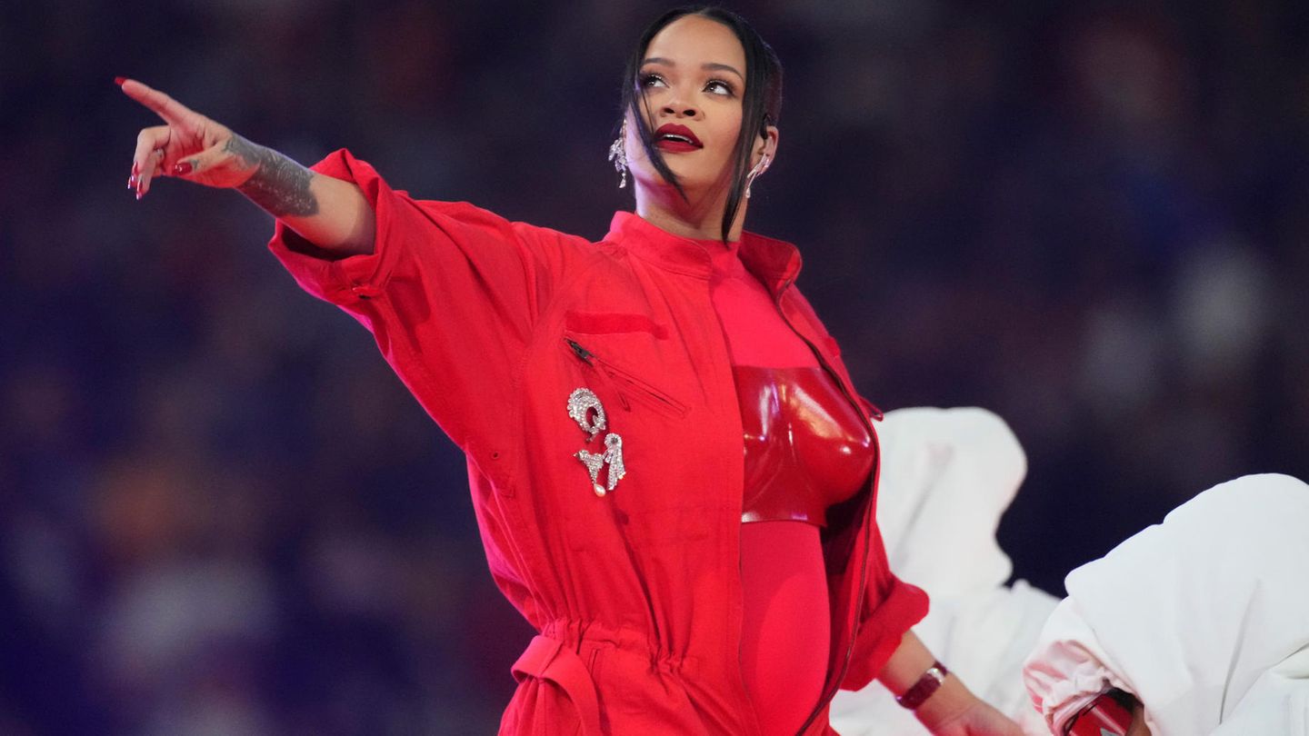 Rihanna at the Super Bowl: Like a blood red diamond with a surprise guest