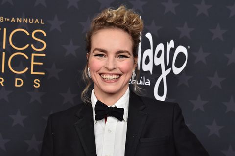 Nina Hoss lacht in die Kamera