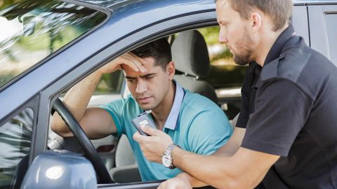 Polizist misst Alkoholpegel bei Autofahrer