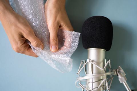 Das Geräusch von platztendem Luftkissenpolster wird mit einem ASMR Mikrofon aufgenommen.