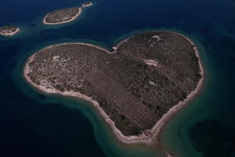 Video: Kein Hotel, keine Bar: Dennoch ein Herz für die Insel?