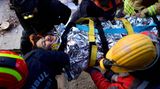 10-jähriges Mädchen Cudi spricht nach ihrer Rettung mit Helfern