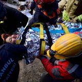 10-jähriges Mädchen Cudi spricht nach ihrer Rettung mit Helfern