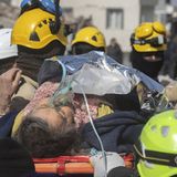 Hatay: Serap Dönmez wird aus den Trümmern eines eingestürzten Gebäudes gerettet