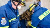 THW-Einsatzkräfte bergen eine 88-Jährige aus den Trümmern
