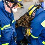 THW-Einsatzkräfte bergen eine 88-Jährige aus den Trümmern