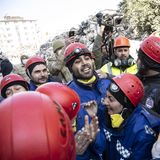 Retter umarmen sich, nachdem sie einen 70-jährigen aus den Trümmern befreiten