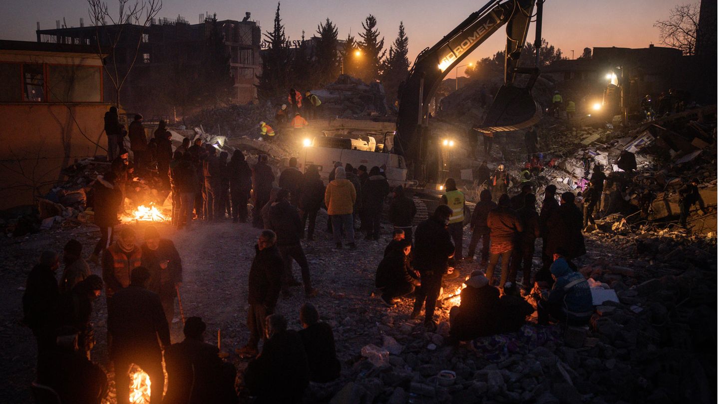 Menschen wärmen sich nach dem schweren Erdbeben in der Türkei an kleinen Feuerstellen