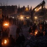 Menschen wärmen sich nach dem schweren Erdbeben in der Türkei an kleinen Feuerstellen