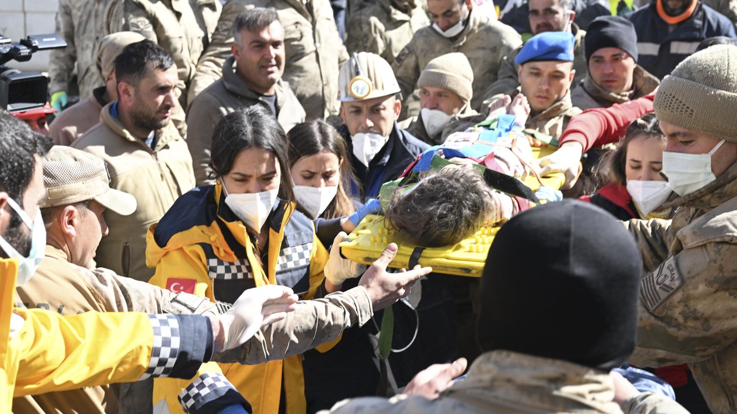 Der sechsjährige Hivay wird ebenfalls 178 Stunden nach der Katastrophe in der Provinz Adiyaman aus den Trümmern eines eingestürzten Hauses befreit