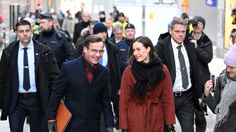 Schwedens Ministerpräsident Ulf Kristersson (l) und Finnlands Ministerpräsidentin Sanna Marin bei einem Spaziergang in Stockholm
