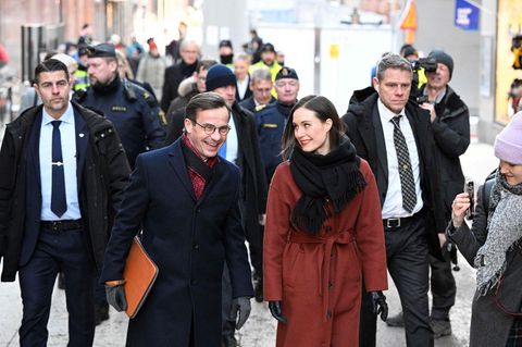 Schwedens Ministerpräsident Ulf Kristersson (l) und Finnlands Ministerpräsidentin Sanna Marin bei einem Spaziergang in Stockholm