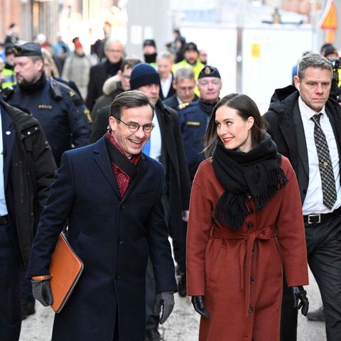 Schwedens Ministerpräsident Ulf Kristersson (l) und Finnlands Ministerpräsidentin Sanna Marin bei einem Spaziergang in Stockholm