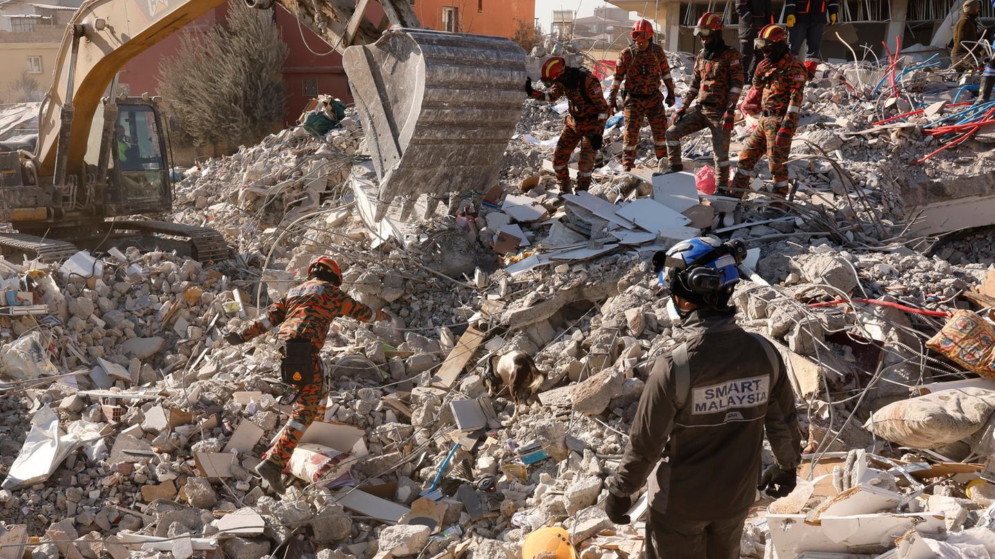 Jung und Alt Gaziantep: Mitglieder einer Such- und Rettungsaktion arbeiten in an einem zerstörten Gebäude
