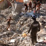 Gaziantep: Mitglieder einer Such- und Rettungsaktion arbeiten in an einem zerstörten Gebäude