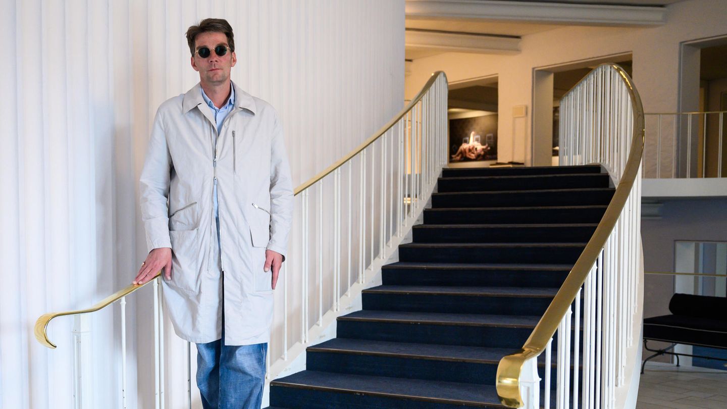 Marco Goecke, Ballettdirektor der Staatsoper Hannover, steht im Foyer der Staatsoper