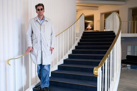 Marco Goecke, Ballettdirektor der Staatsoper Hannover, steht im Foyer der Staatsoper