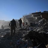 Anwohner laufen in Kahramanmaras auf den Trümmern eingestürzter Gebäude