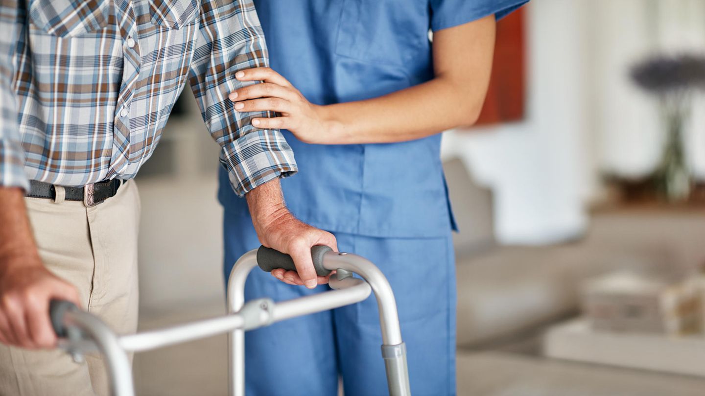 Gesundheits- und Sozialwesen  Pflegedienstleiter/in: 49.300 Euro  Sozialpädagoge/-in: 42.050 Euro  Pflegefachkraft: 39.262 Euro  Altenpfleger/-in: 38.176 Euro  Physiotherapeut/-in: 34.207 Euro