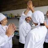 Hotel, Gastronomie und Tourismus  Schichtleiter/-in: 45.260 Euro  Küchenchef/-in: 43.173 Euro  Event-Manager/-in: 40.886 Euro  Reiseverkehrskaufmann/-frau: 33.152 Euro  Koch/Köchin: 30.568 Euro