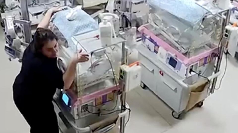 Krankenschwestern retten Neugeborene bei einem erneuten Erdbeben in der Türkei Krankenschwestern retten Neugeborene bei einem erneuten Erdbeben in der Türkei