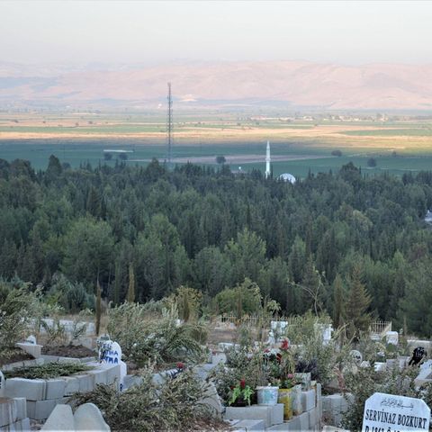 Von dem türkischen Friedhof in der südlichen Provinz Hatay reicht der Blick bis zur syrisch-türkische Grenze